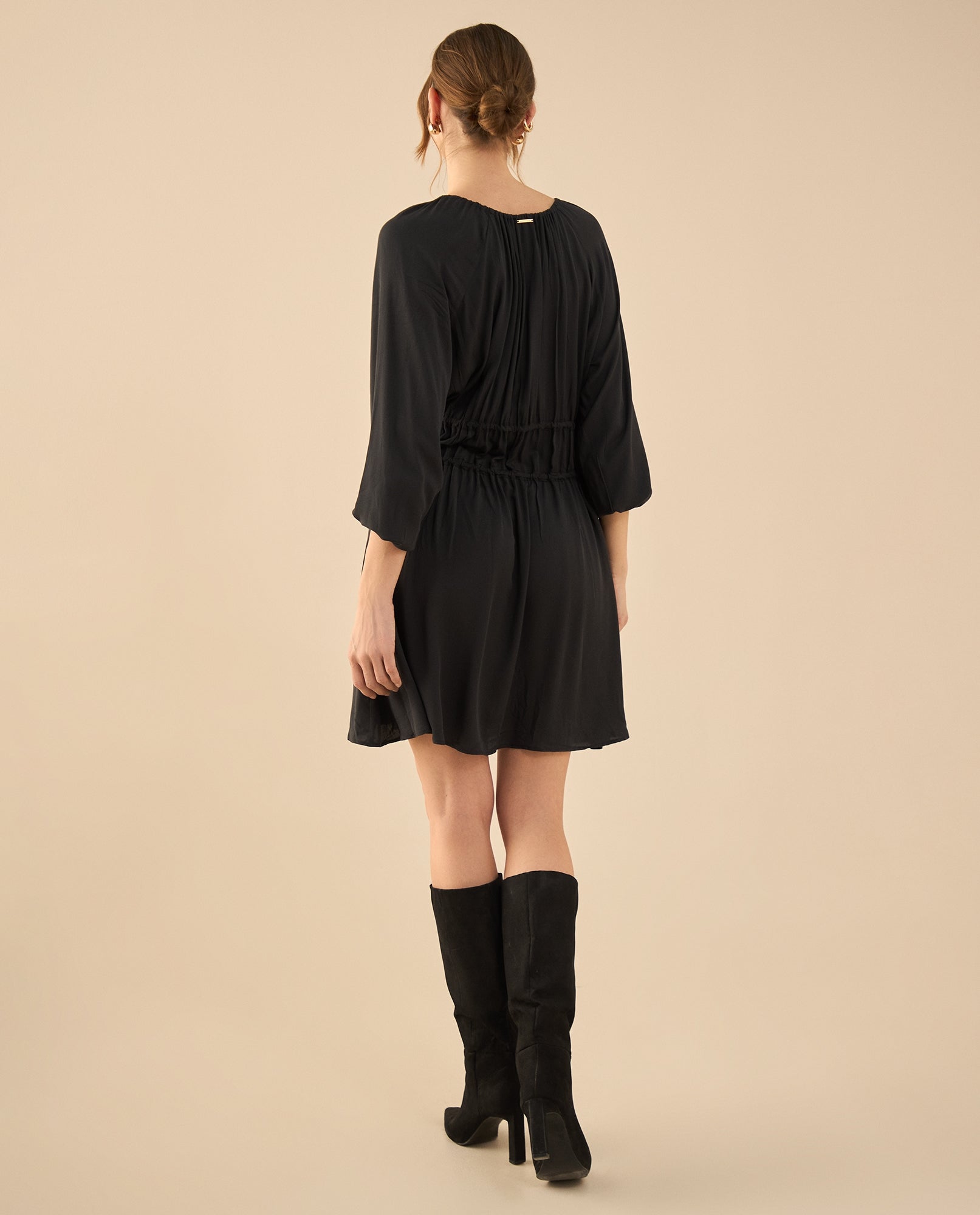 Vestido corto de tela fluida para mujer - Negro 34_492G000_NEG190303_4