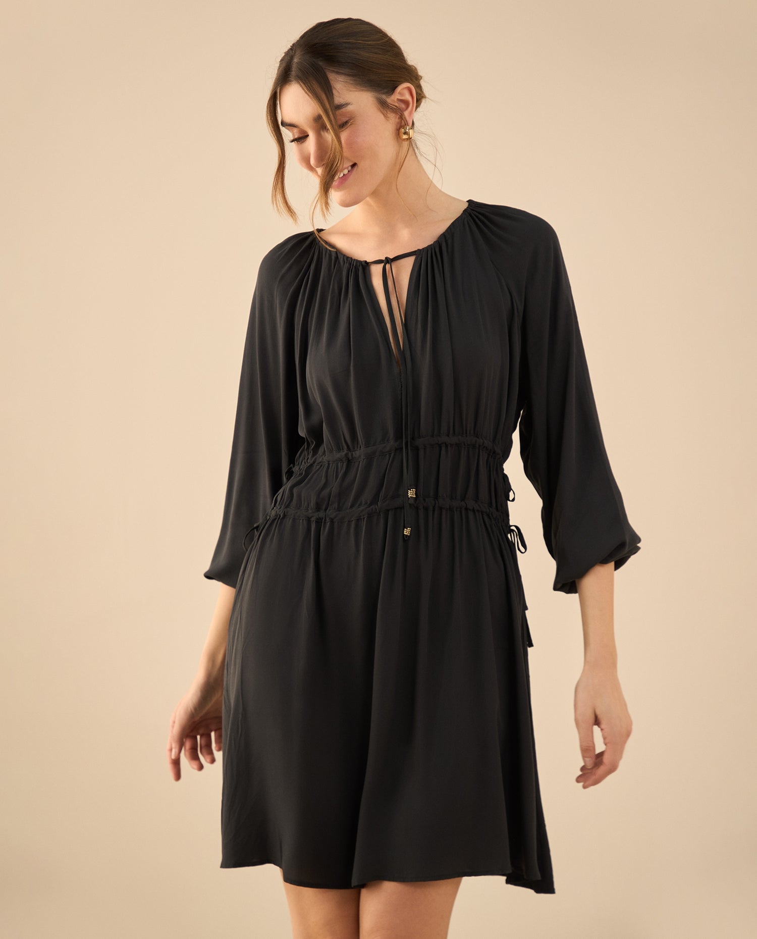Vestido corto de tela fluida para mujer - Negro
