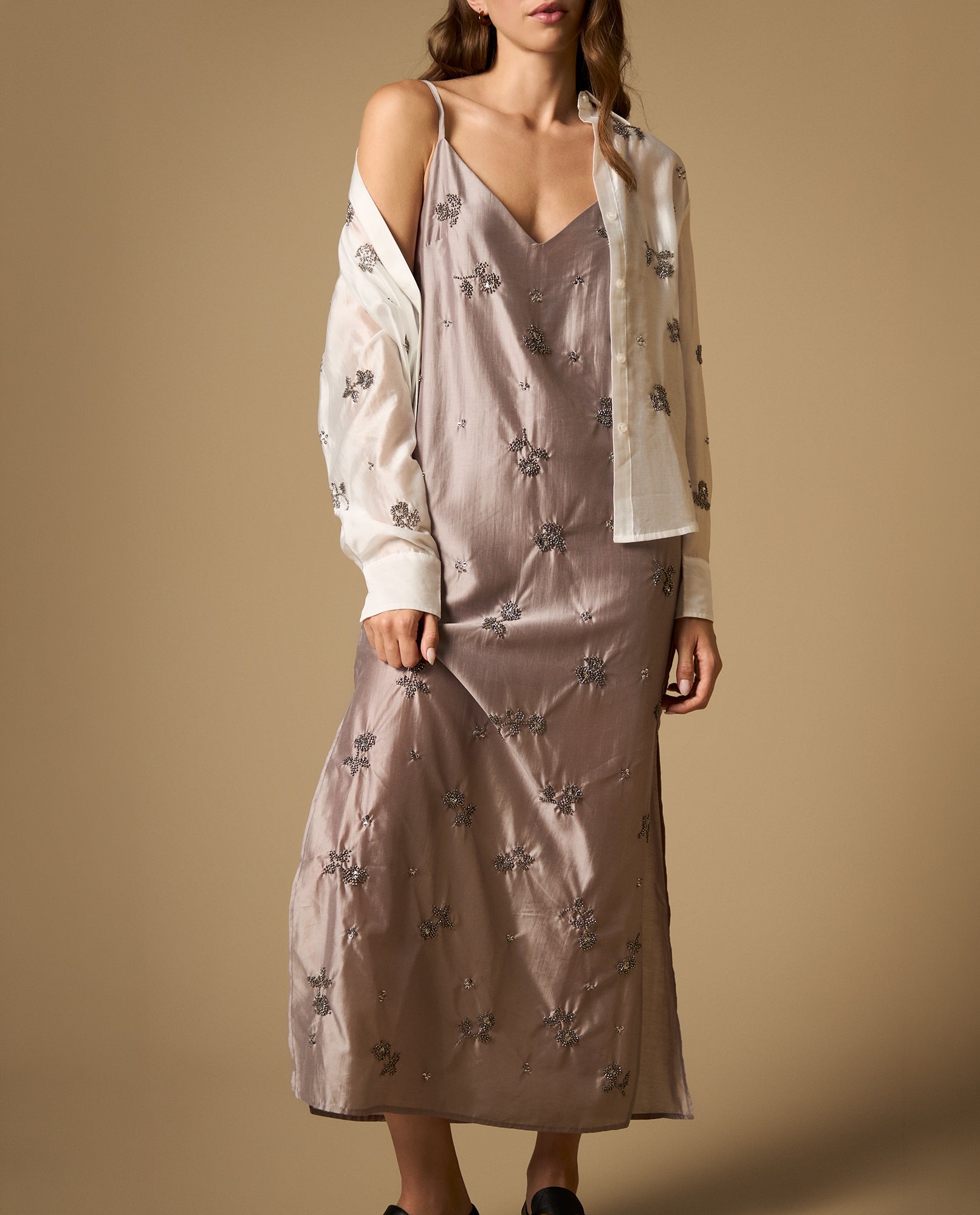 Vestido largo de tiras con bordado floral y escote en V - Gris 34_492H201_GRI164400_3