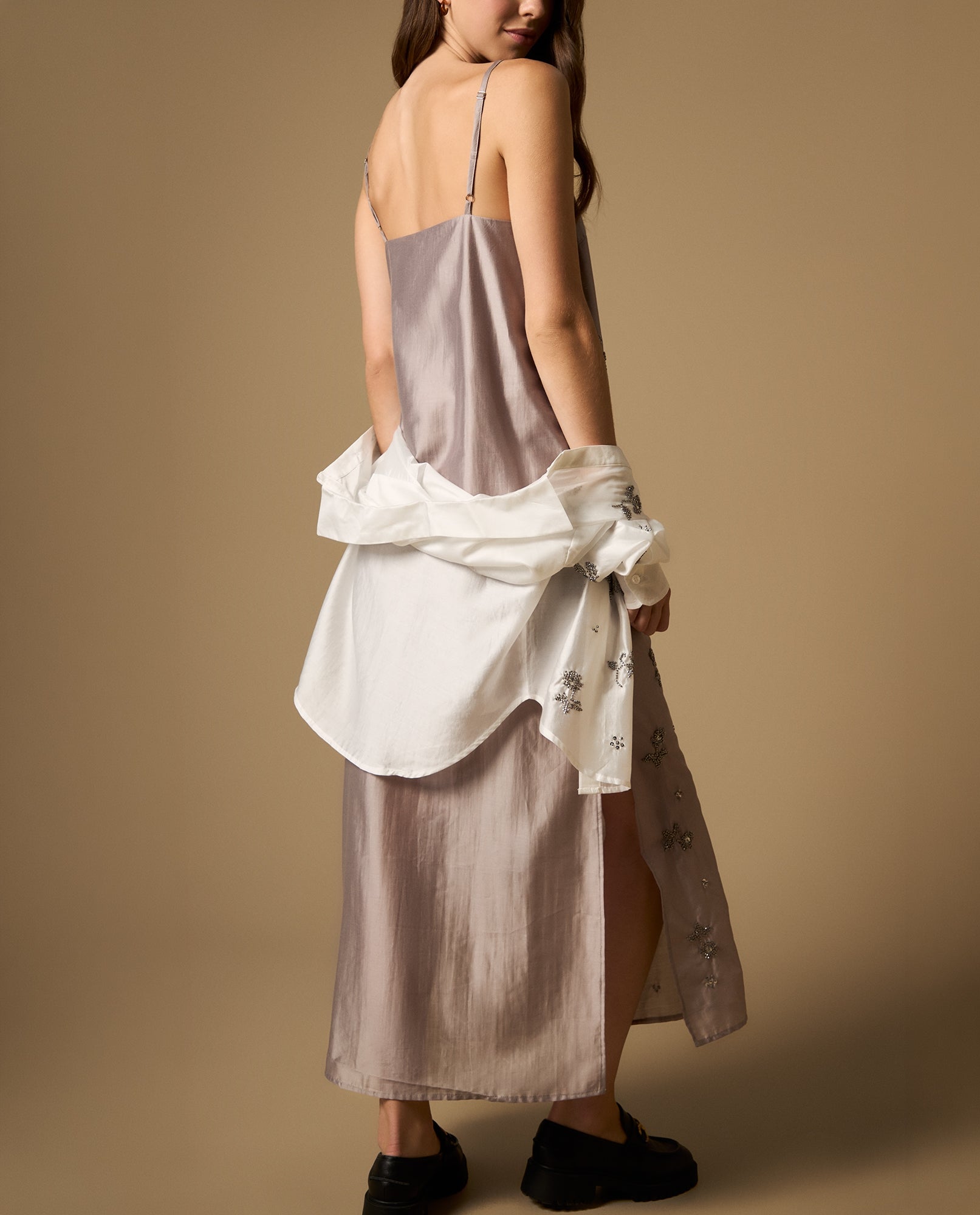 Vestido largo de tiras con bordado floral y escote en V - Gris 34_492H201_GRI164400_5