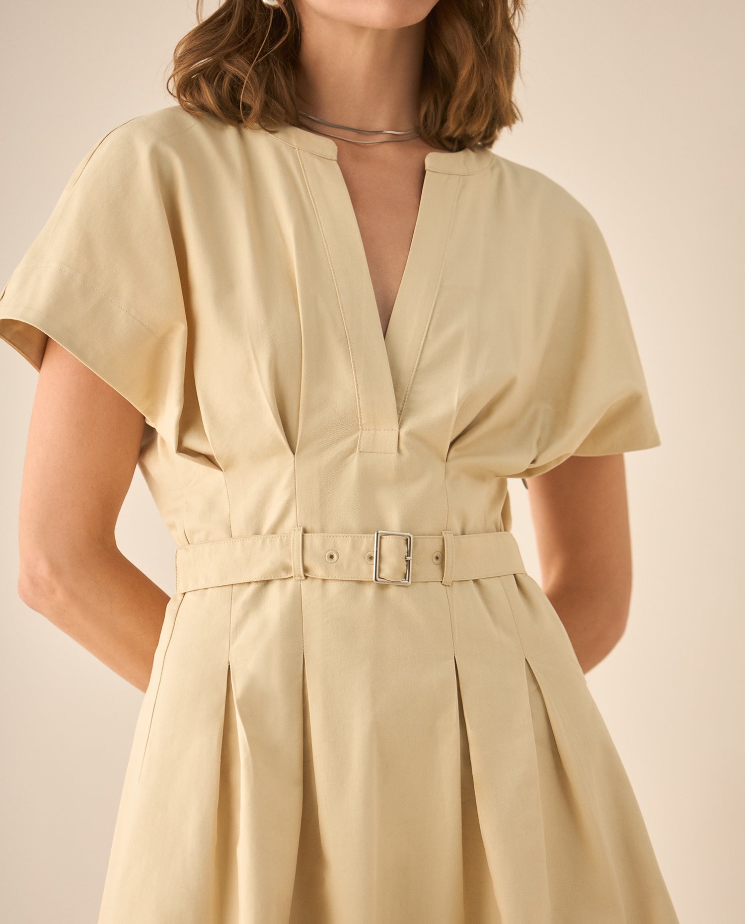 Vestido corto con tablas para mujer  - Beige