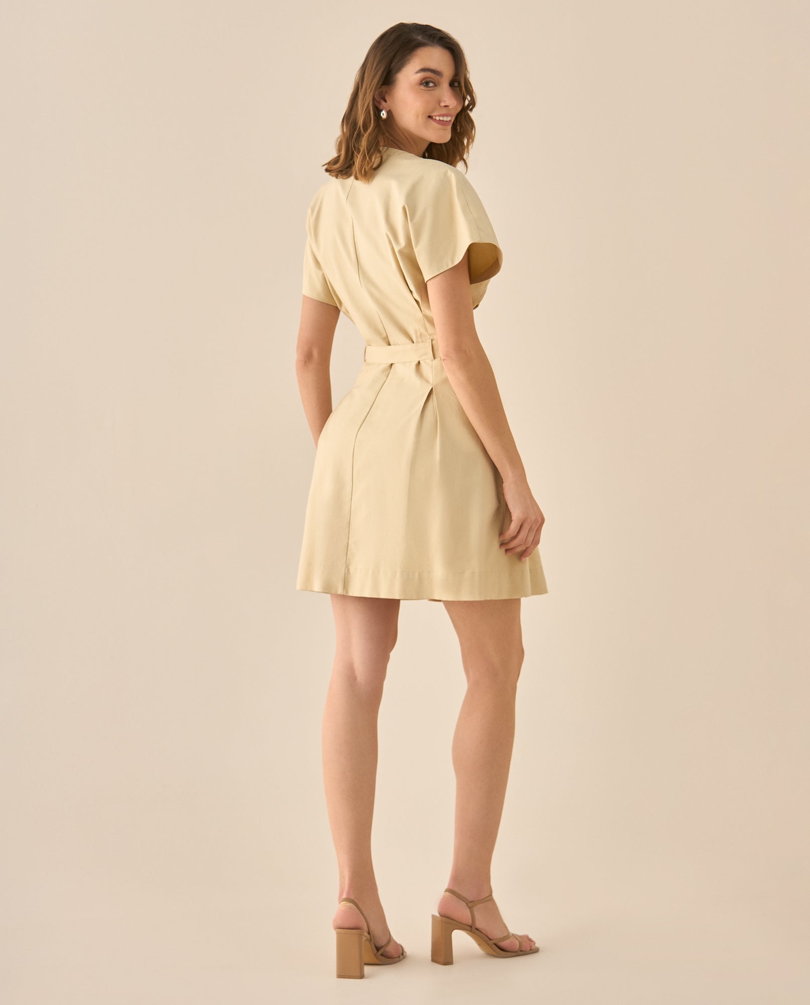 Vestido corto con tablas para mujer  - Beige 34_493G000_BEI131105_5