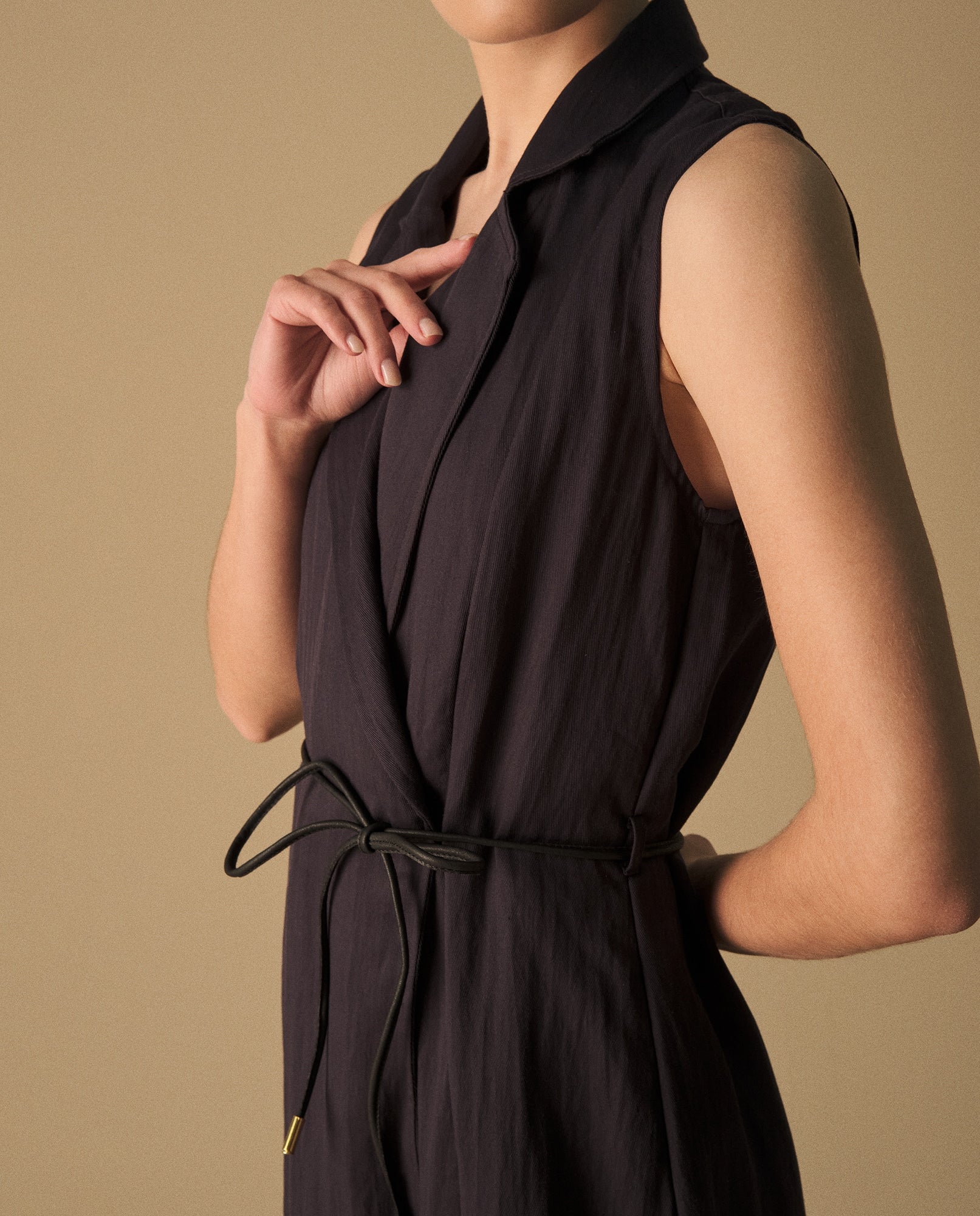 Vestido Wrap Azul Marino con Cinturón Dorado - Azul 34_499G002_AZU193924_3