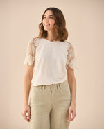 Camiseta con detalles desagujados para mujer - Beige