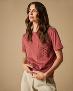 Camiseta manga corta con bolsillo bordado - Rosa