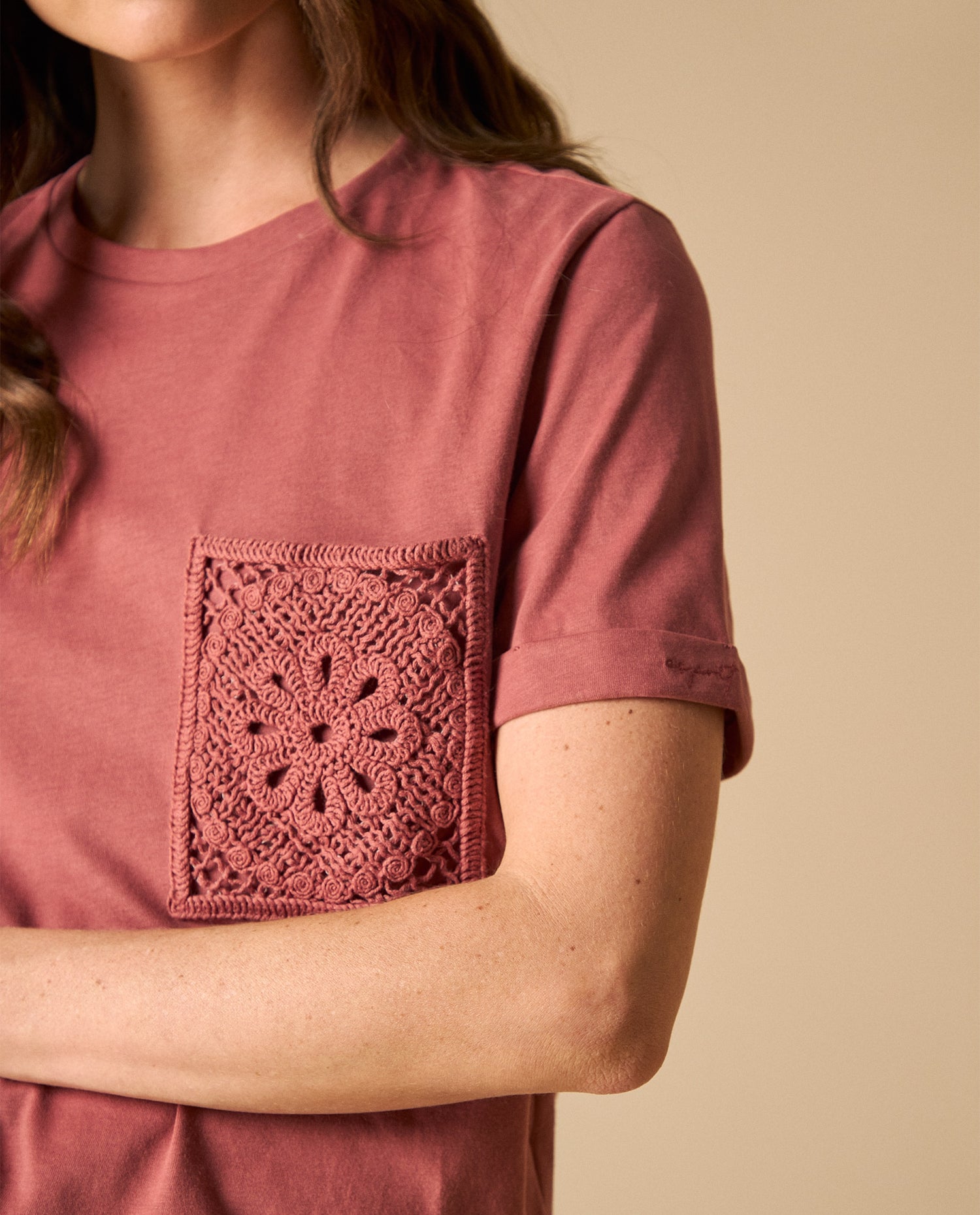 Camiseta manga corta con bolsillo bordado - Rosa