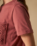 Camiseta manga corta con bolsillo bordado - Rosa