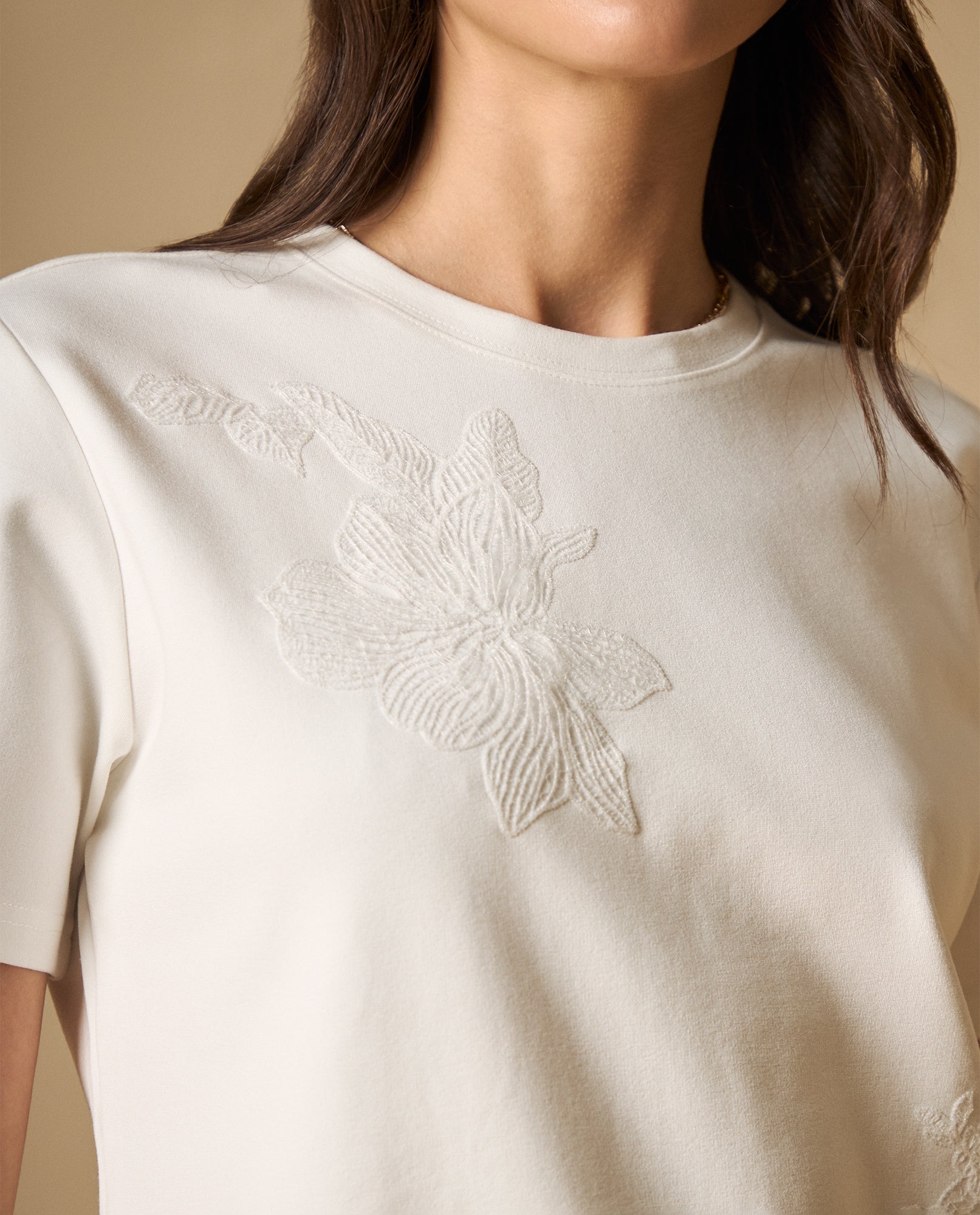 Camiseta con bordado floral manga corta - Crudo 34_601H216_CRU110604_3
