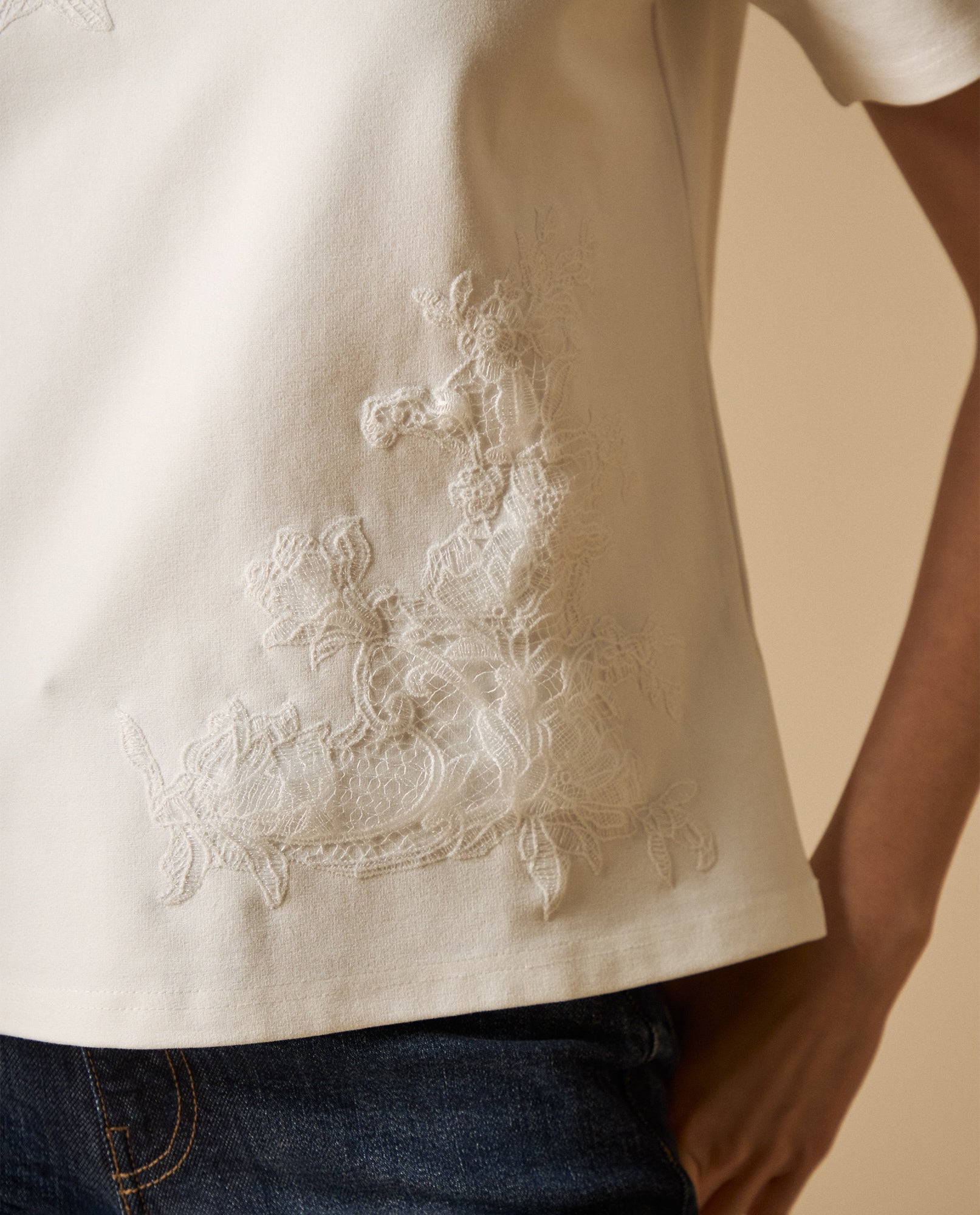 Camiseta con bordado floral manga corta - Crudo 34_601H216_CRU110604_4