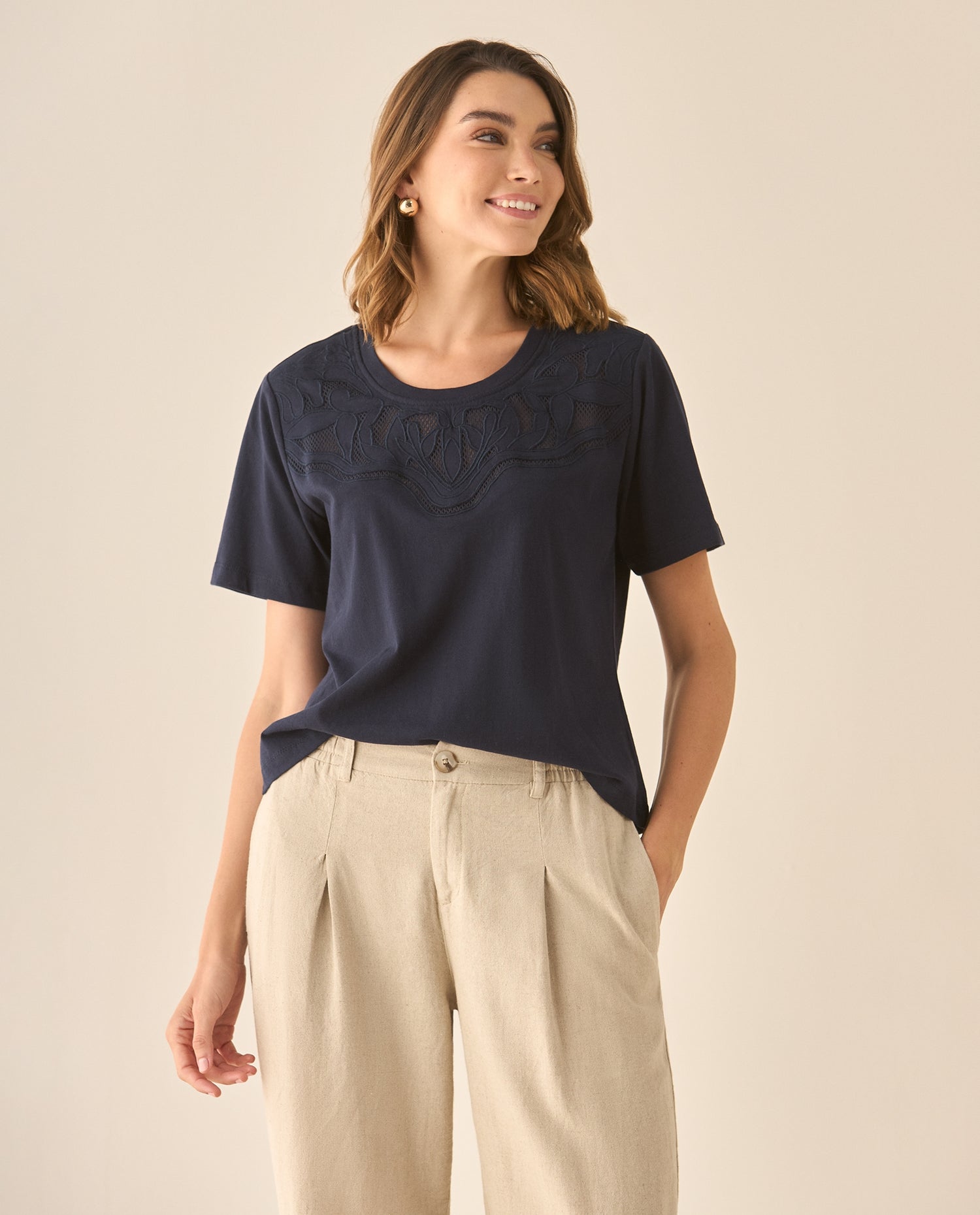 Camiseta con detalles desagujados y bordados en frente para mujer - Azul
