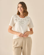Camiseta con detalles desagujados y bordados en frente para mujer - Crudo