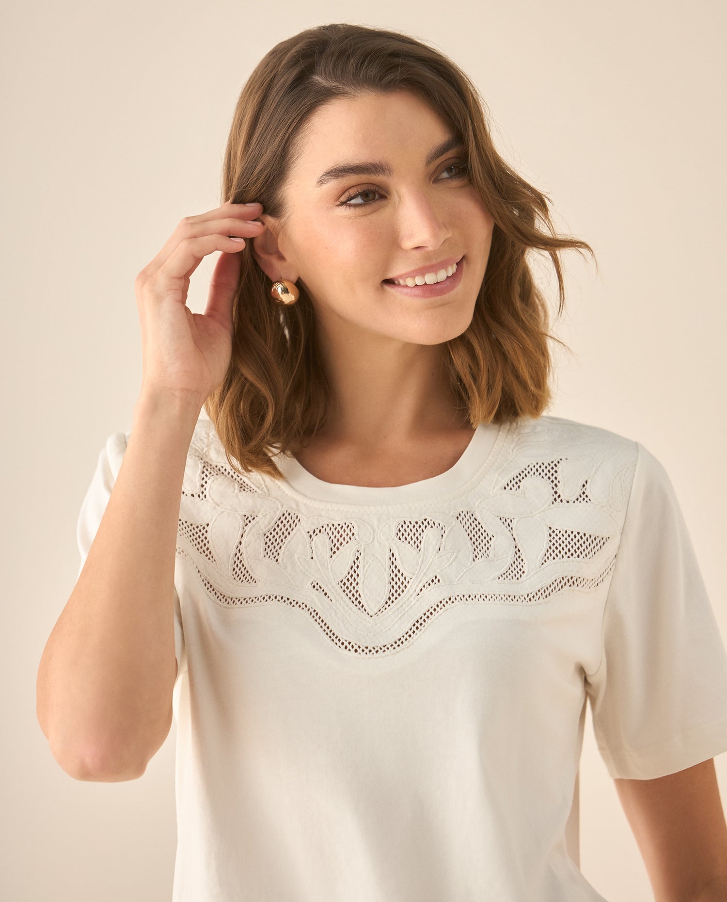Camiseta con detalles desagujados y bordados en frente para mujer - Crudo