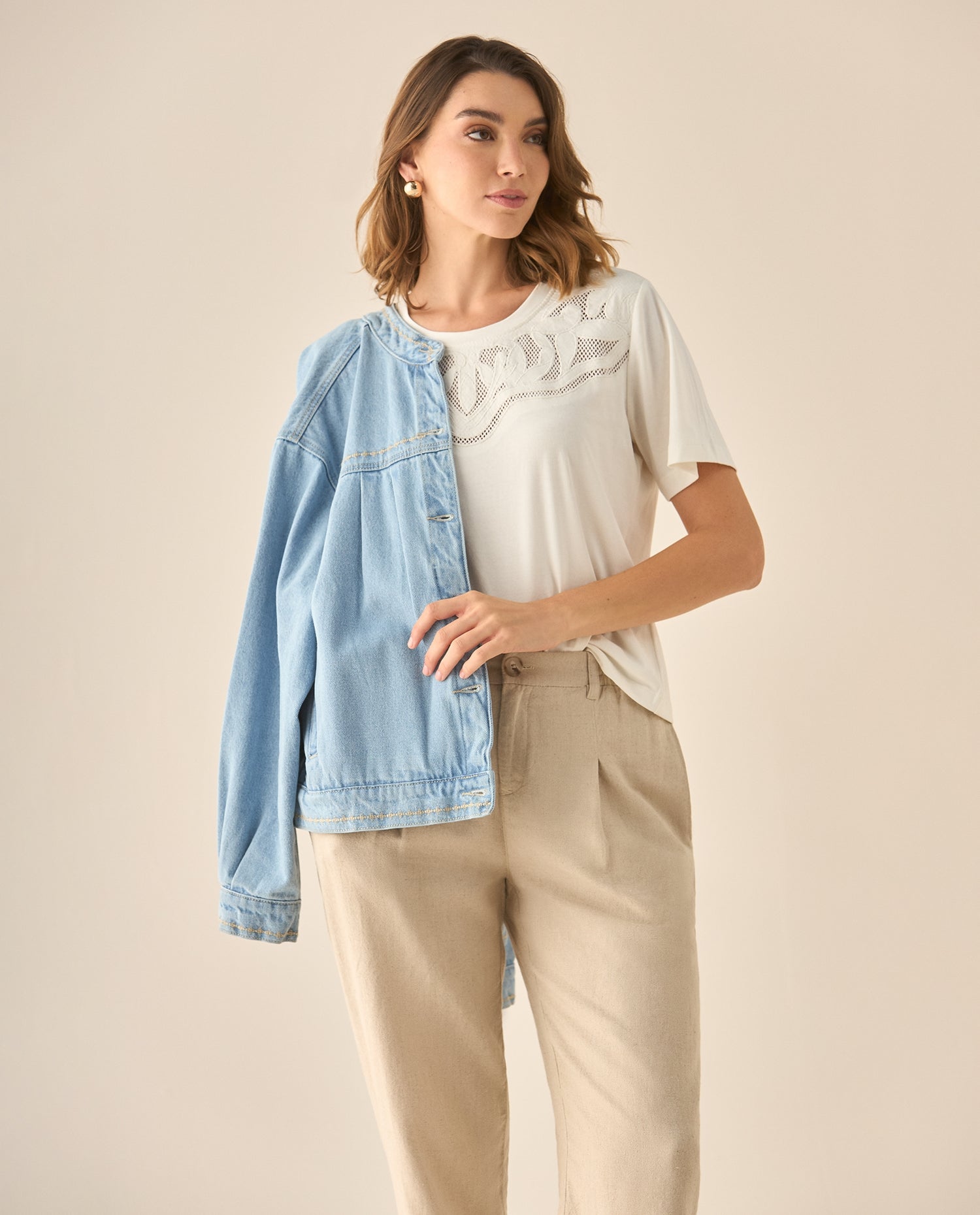 Camiseta con detalles desagujados y bordados en frente para mujer - Crudo
