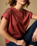 Camiseta manga corta con bordado en hombros - Rojo