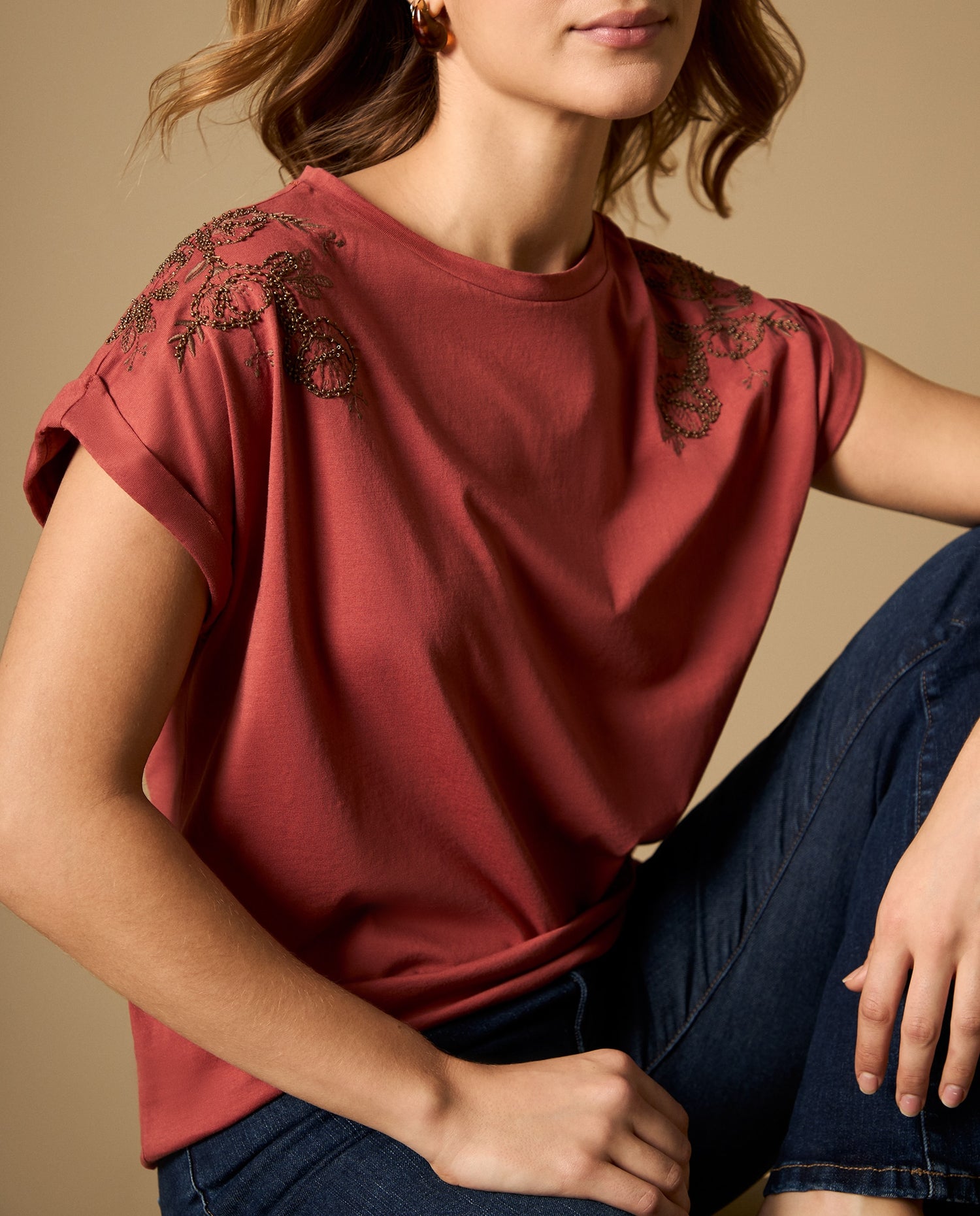 Camiseta manga corta con bordado en hombros - Rojo