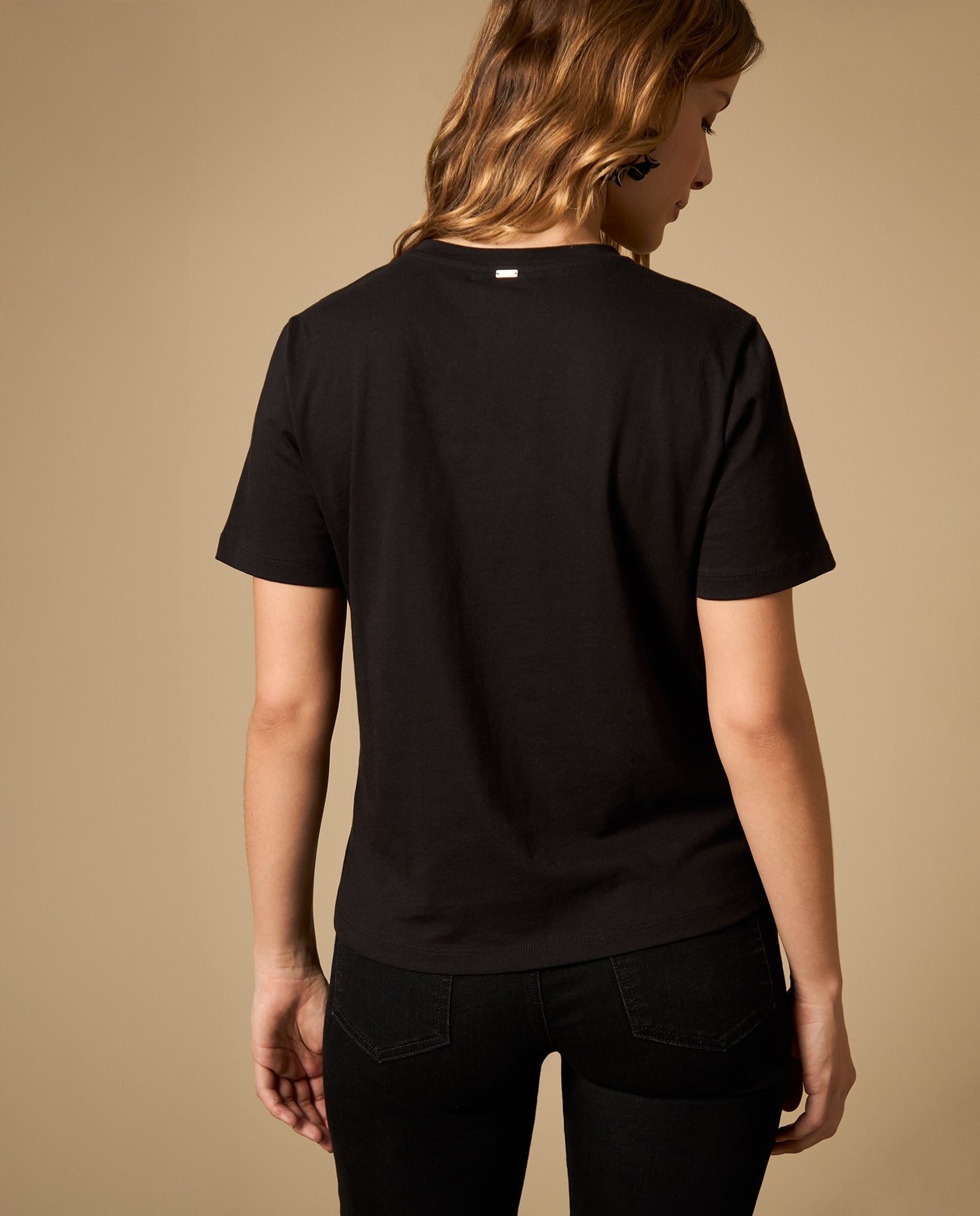 Camiseta manga corta con bordado floral - Negro