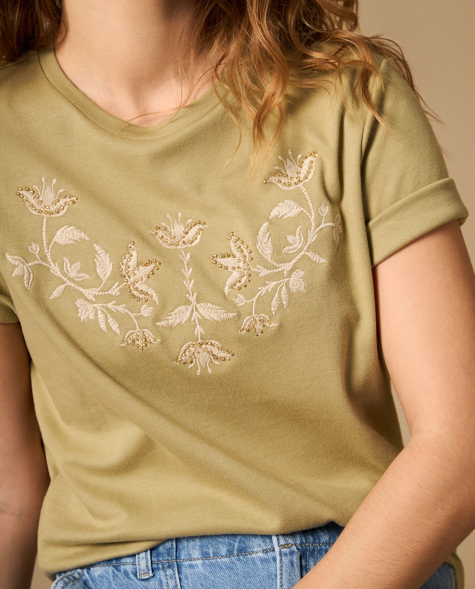 Camiseta manga corta con bordado floral - Verde 34_602H024_VER144505_3
