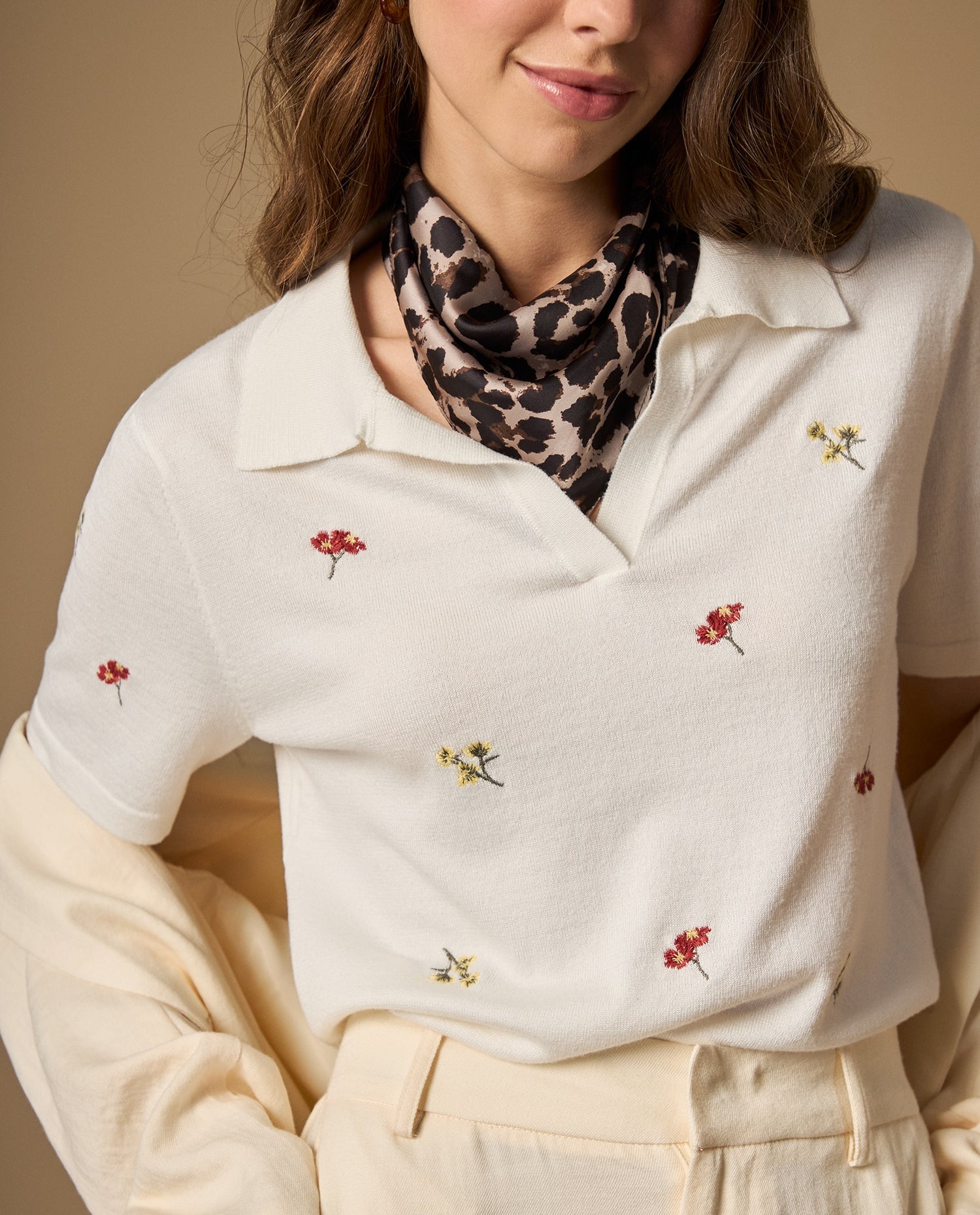 Polo tejida con bordado floral y cuello en V - Crudo