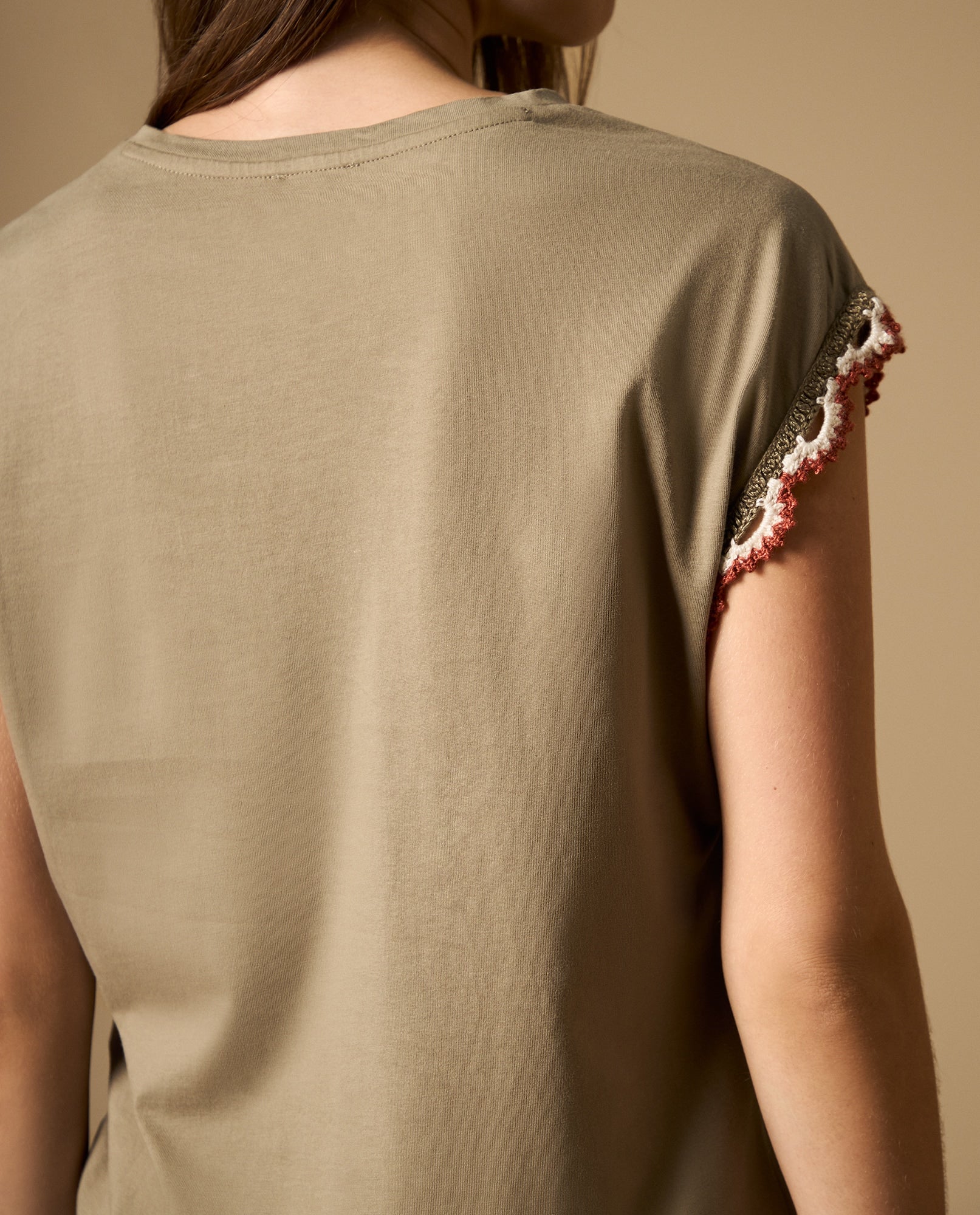 Camiseta manga corta con detalle tejido en bordes - Verde 34_602H202_VER170230_5