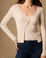 Camiseta tejida manga larga con escote en V y detalle de botón - Beige