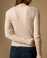 Camiseta tejida manga larga con escote en V y detalle de botón - Beige