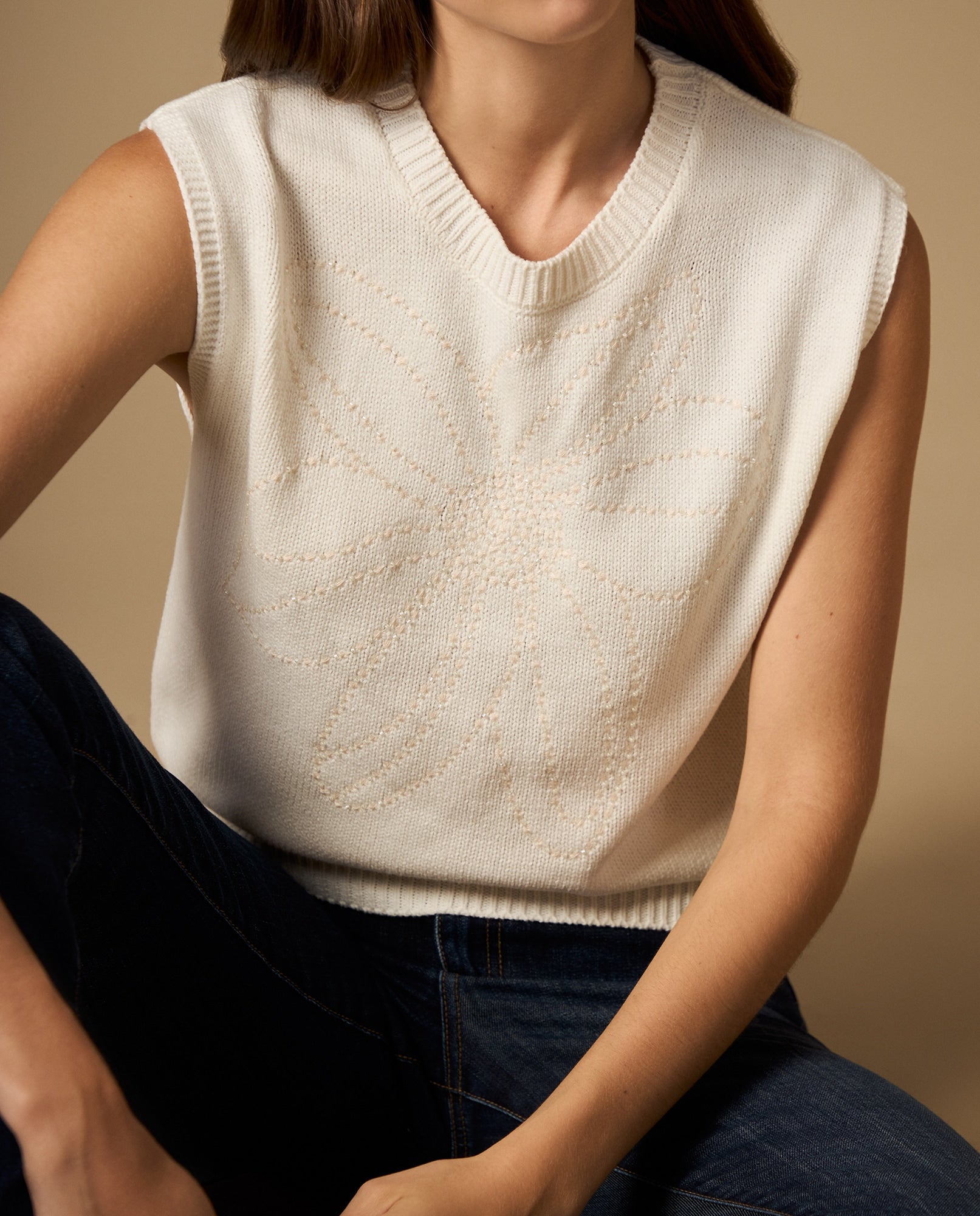 Camiseta manga sisa con diseño floral en relieve - Crudo 34_602H208_CRU110604_0