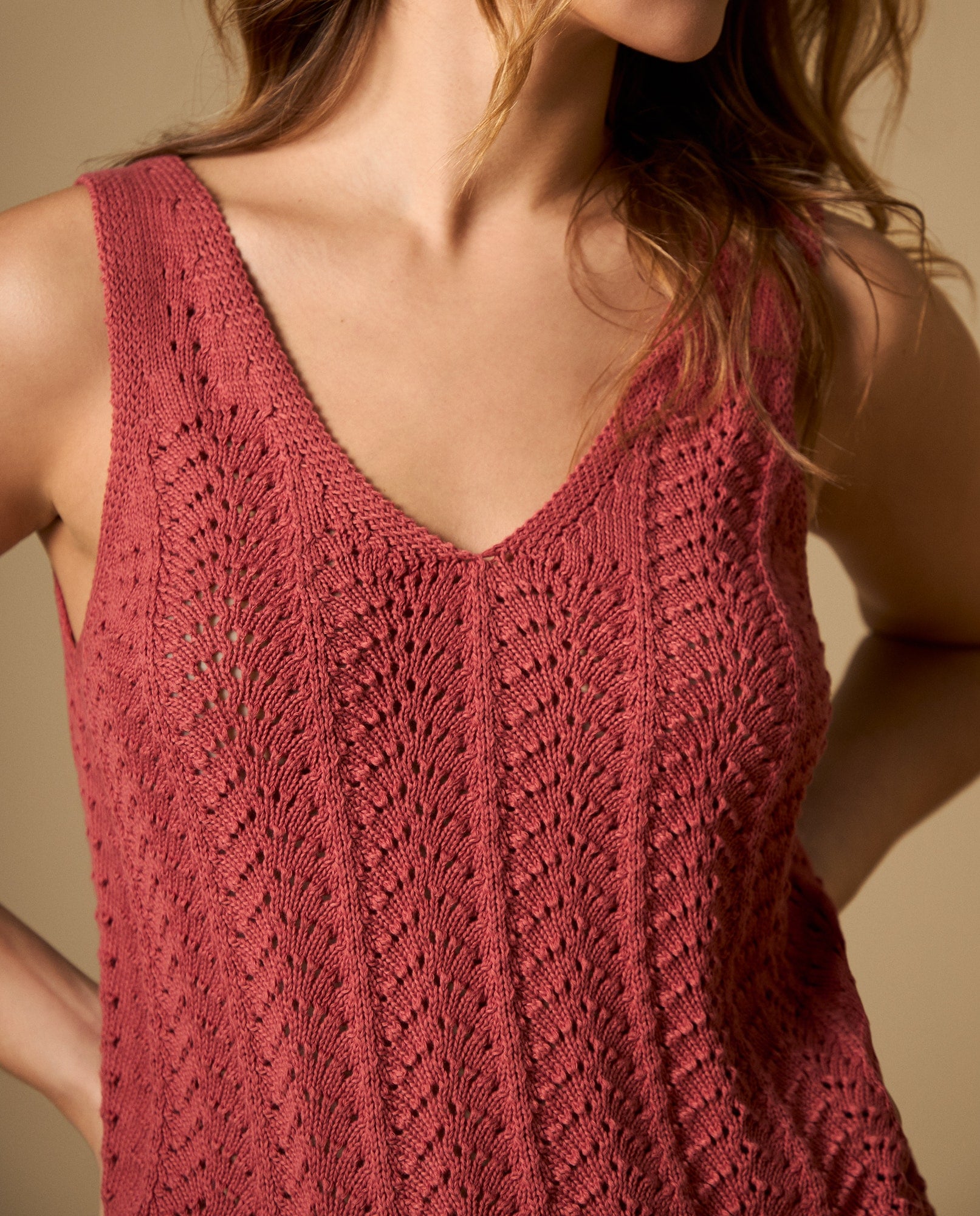 Camiseta cuello V en punto con textura - Rojo 34_602H209_ROJ181438_0