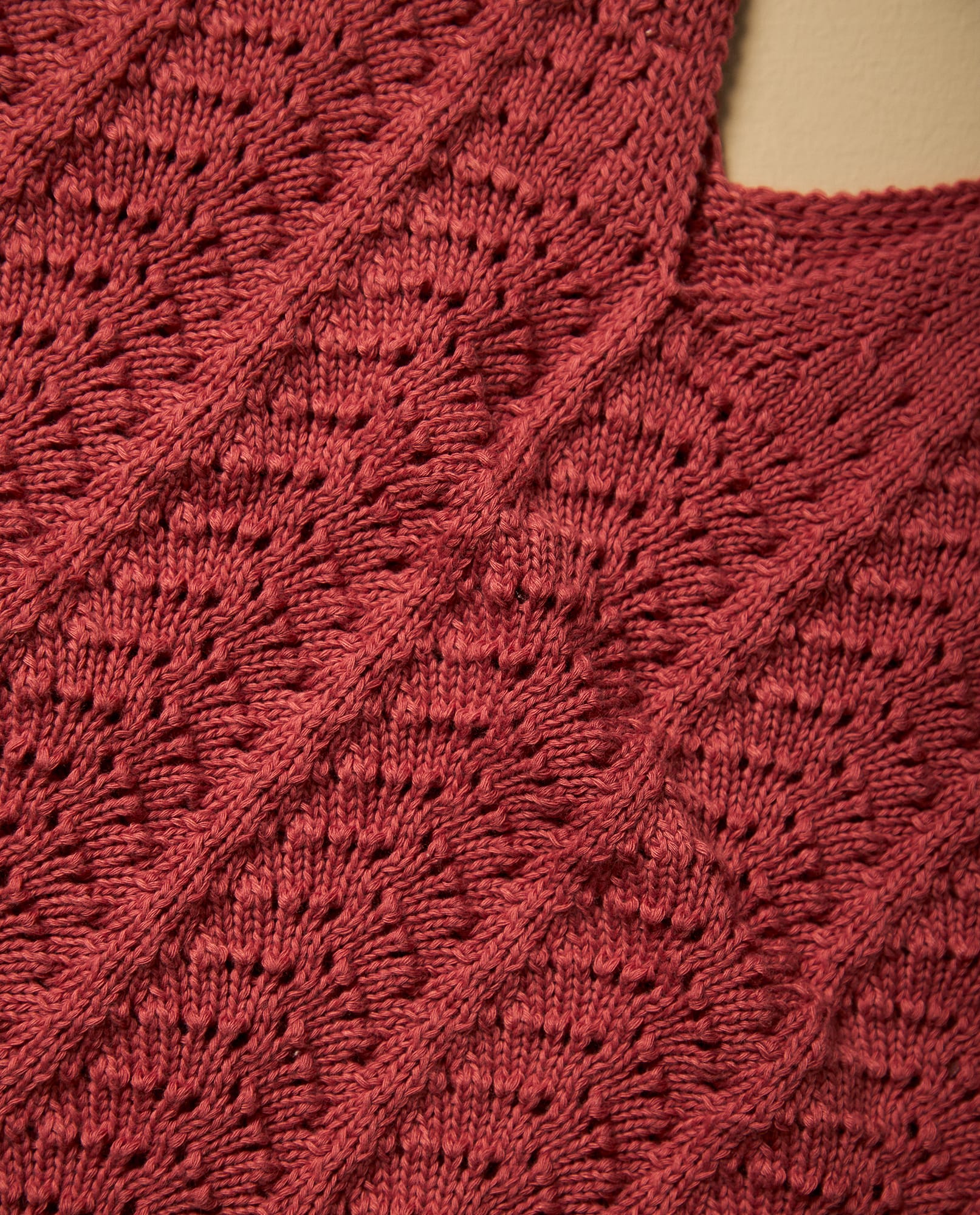 Camiseta cuello V en punto con textura - Rojo 34_602H209_ROJ181438_6