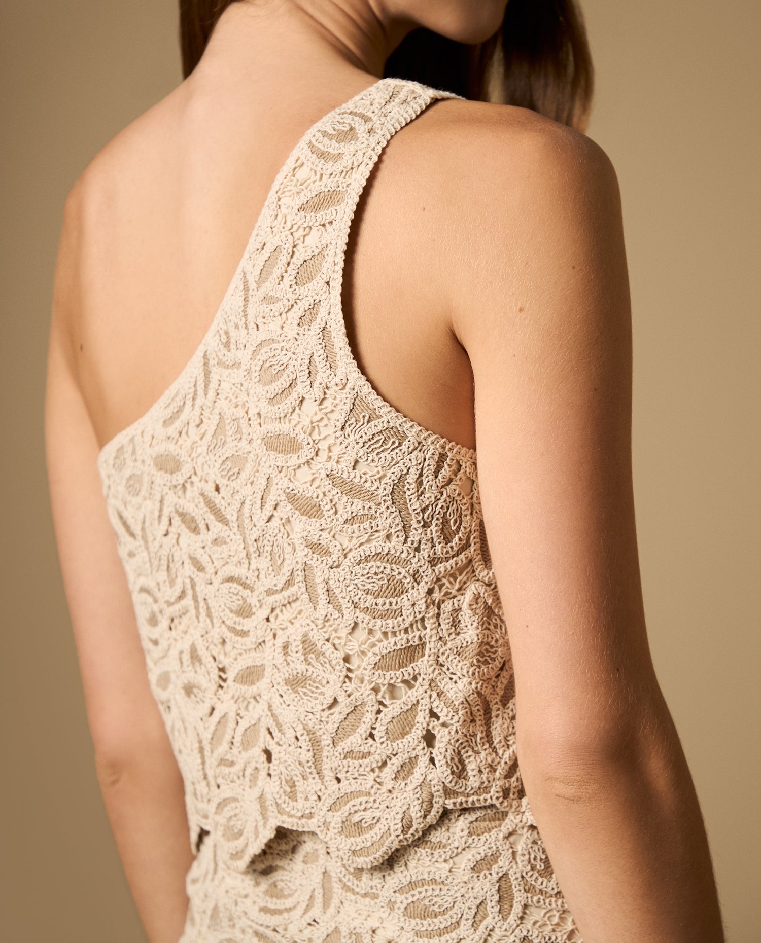 Crop top asimétrico de un solo hombro con bordado floral - Beige