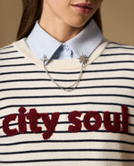 Camiseta de rayas con bordado en el pecho - Crudo