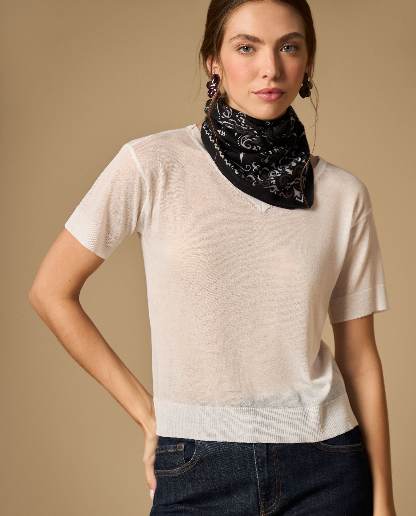 Camiseta de punto ligera con cuello en V - Crudo 34_602H222_CRU133801_0