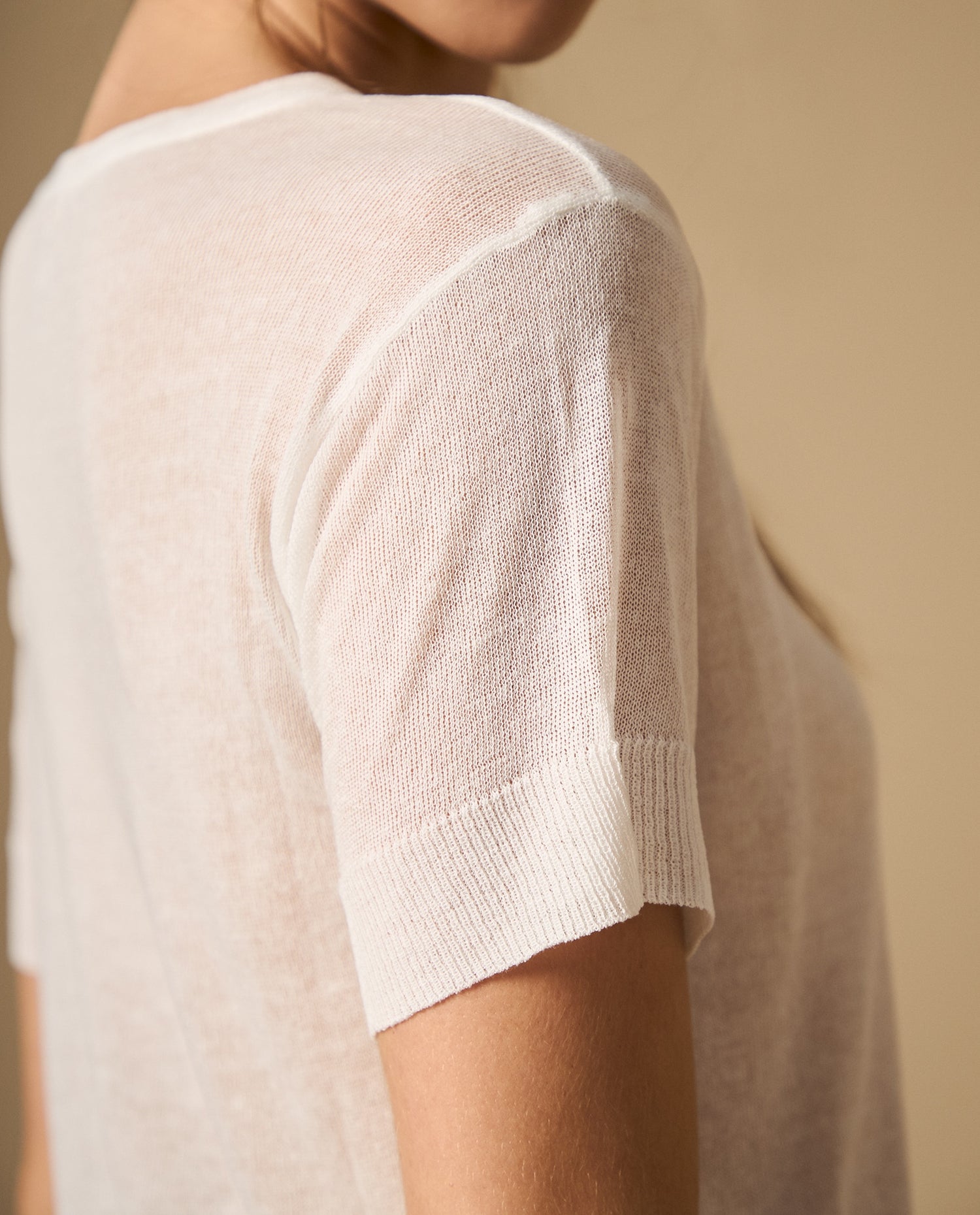 Camiseta de punto ligera con cuello en V - Crudo