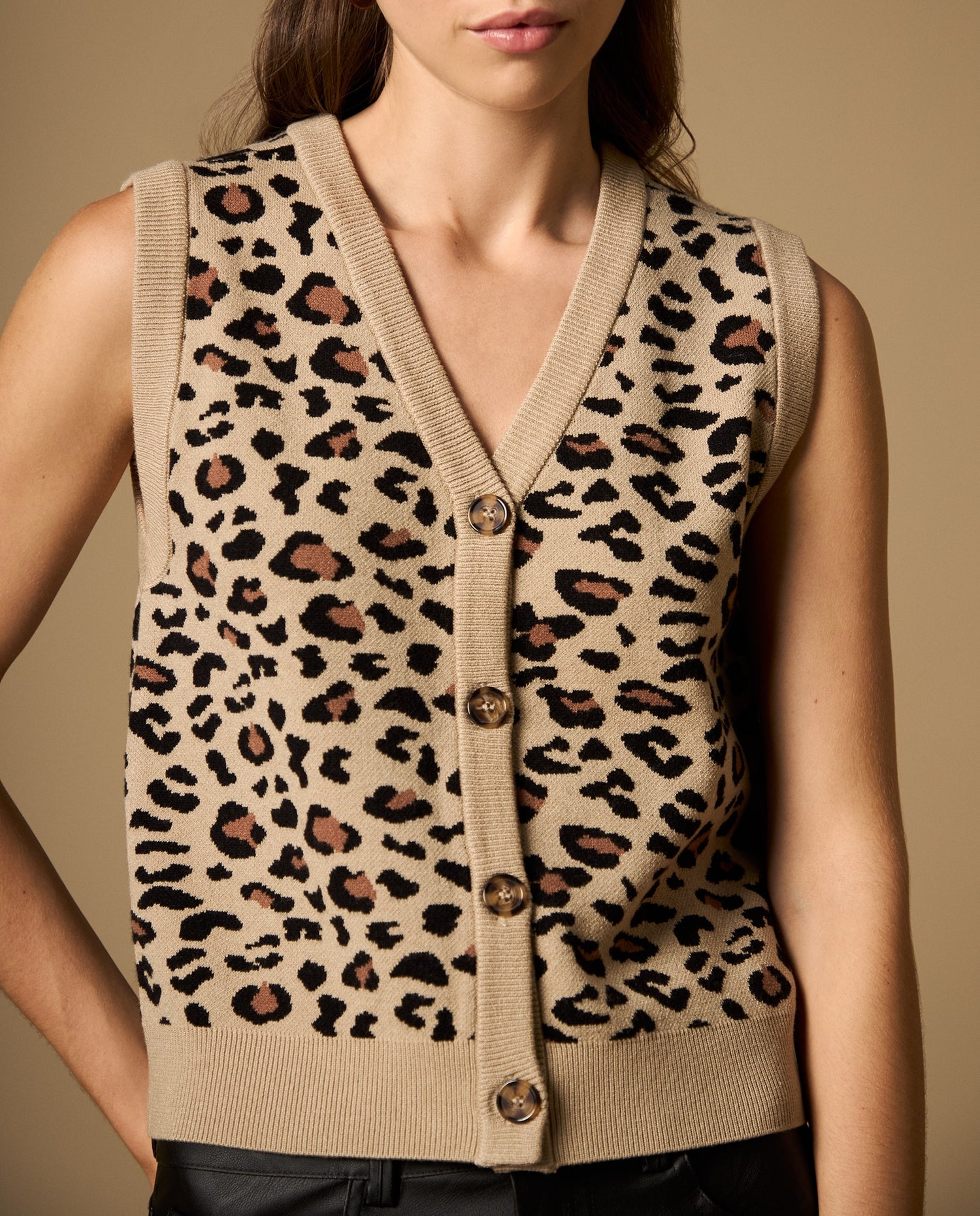 Camiseta tejida cuello en V con diseño animal print - Café
