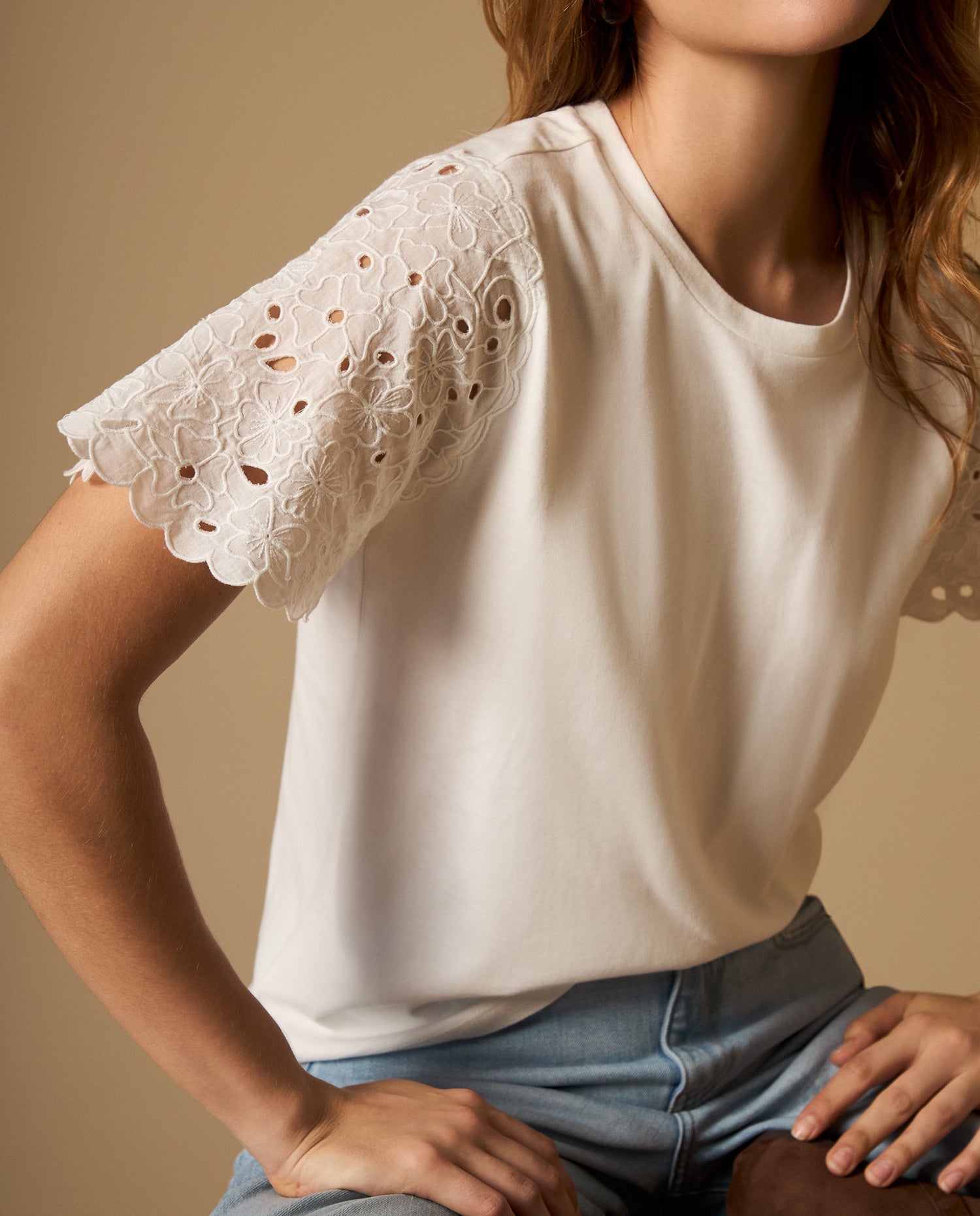 Camiseta con mangas bordadas y detalle en bordes - Crudo