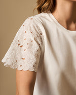 Camiseta con mangas bordadas y detalle en bordes - Crudo