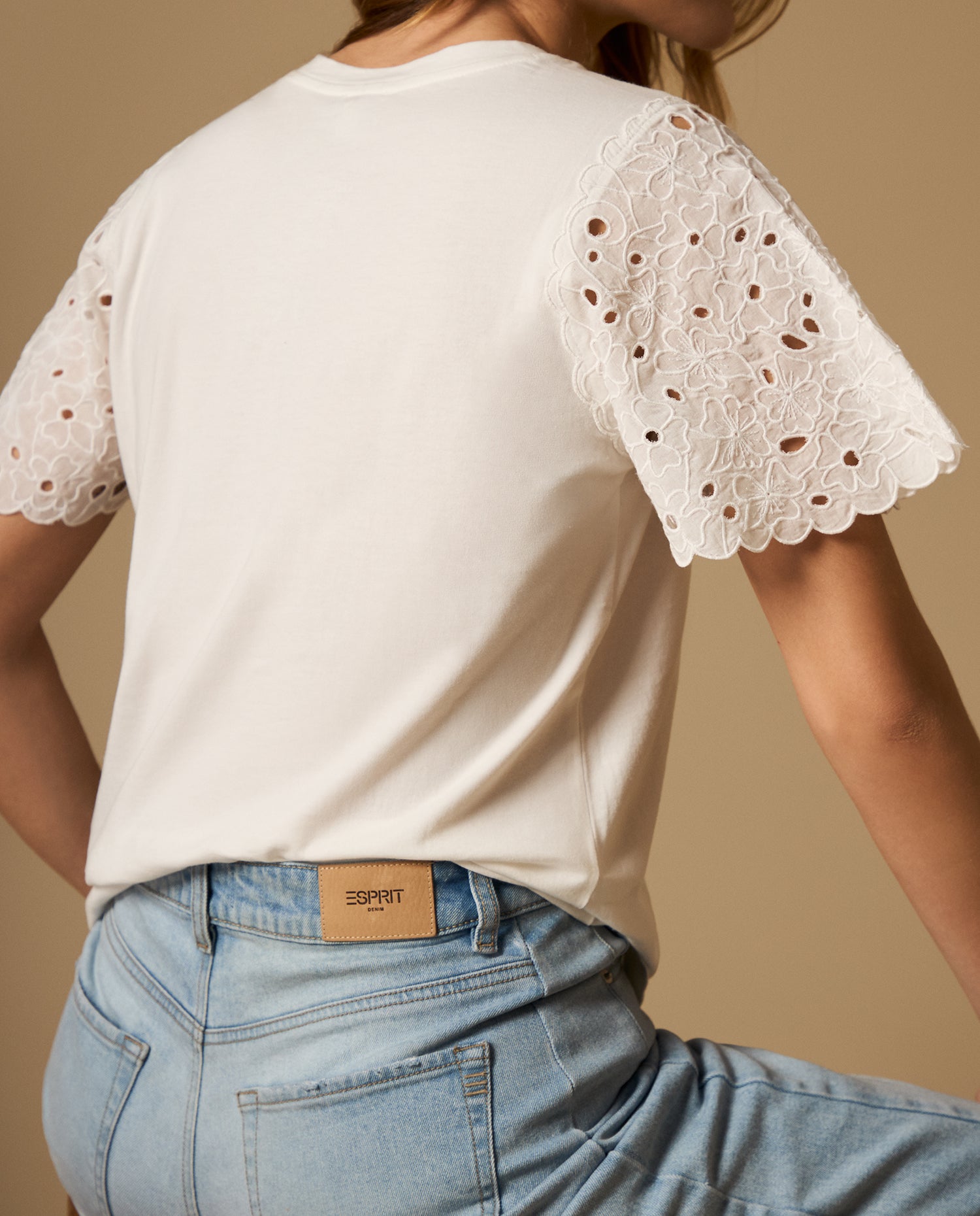 Camiseta con mangas bordadas y detalle en bordes - Crudo