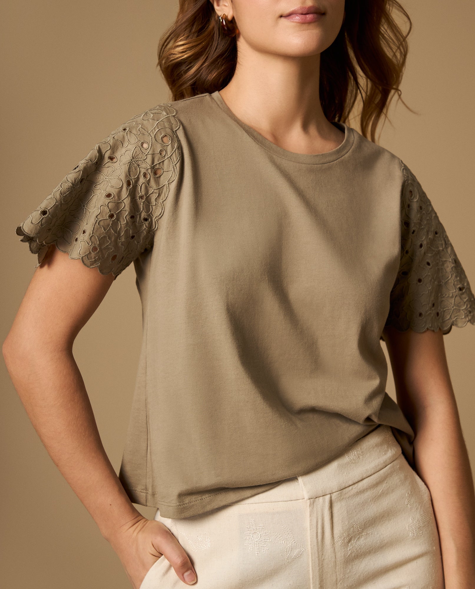 Camiseta con mangas bordadas y detalle en bordes - Verde 34_602H231_VER170230_0