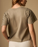 Camiseta con mangas bordadas y detalle en bordes - Verde