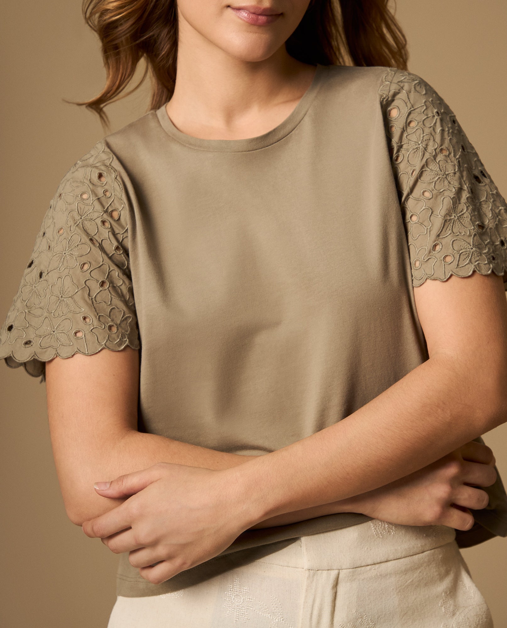 Camiseta con mangas bordadas y detalle en bordes - Verde 34_602H231_VER170230_5