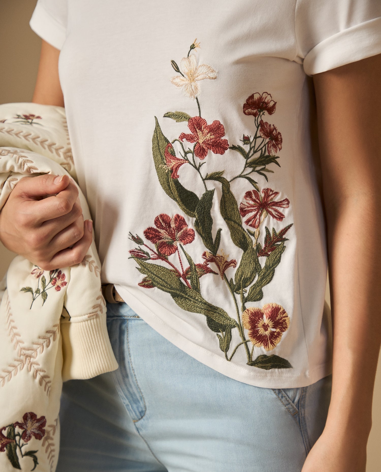 Camiseta con bordado floral manga corta - Crudo