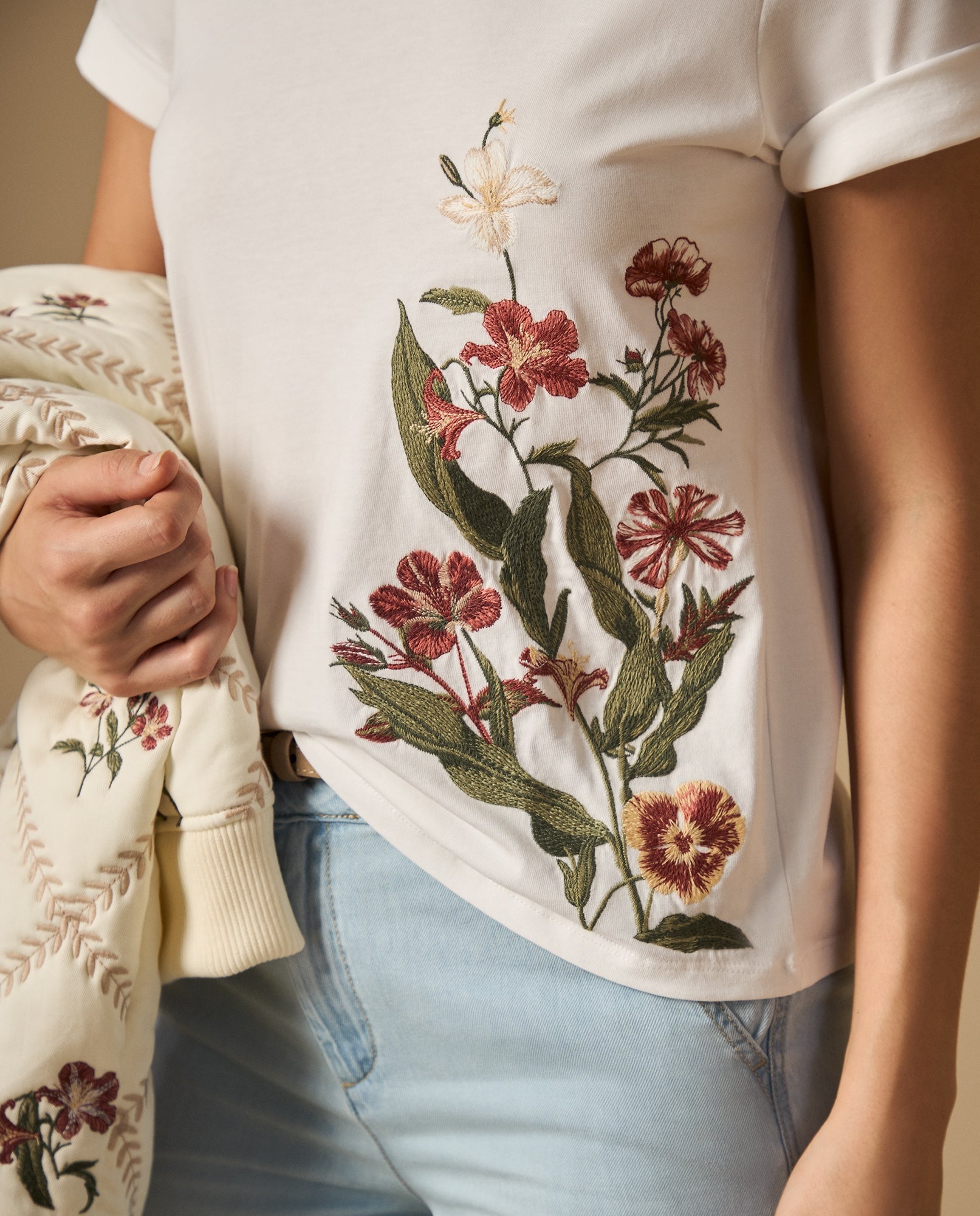Camiseta con bordado floral manga corta - Crudo 34_602H232_CRU114201_4