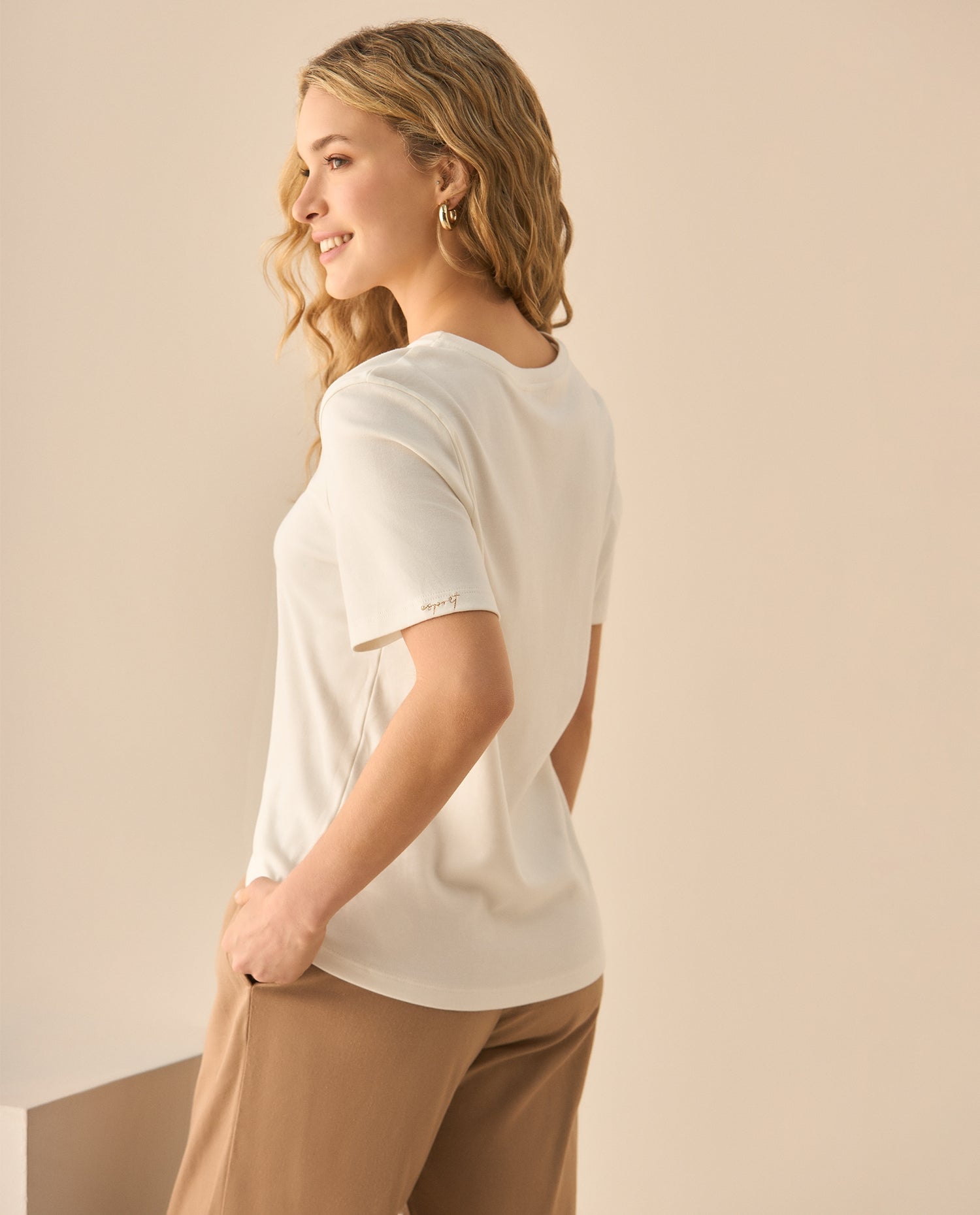 Camiseta basica con detalles bordados al frente para mujer - Blanco