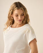 Camiseta tradicional con apliques bordados y de piedras en mangas para mujer. - Crudo