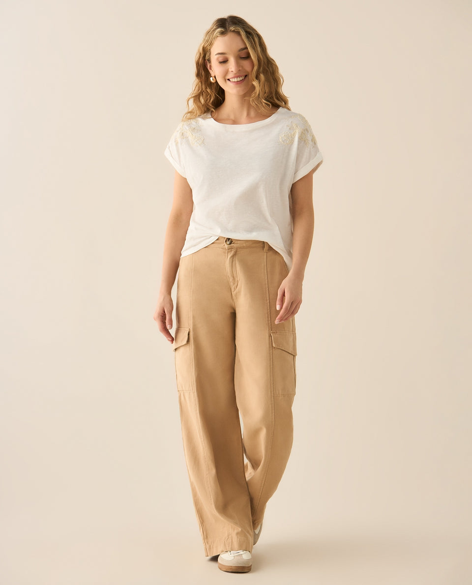 Camiseta tradicional con apliques bordados y de piedras en mangas para mujer. - Crudo 34_603G021_CRU110602_5