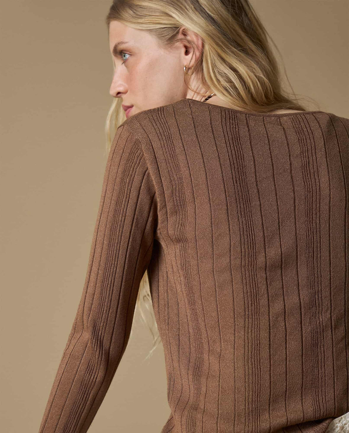 Camiseta Tejida Cuello V - Café 34_603H247_CAF171314_5