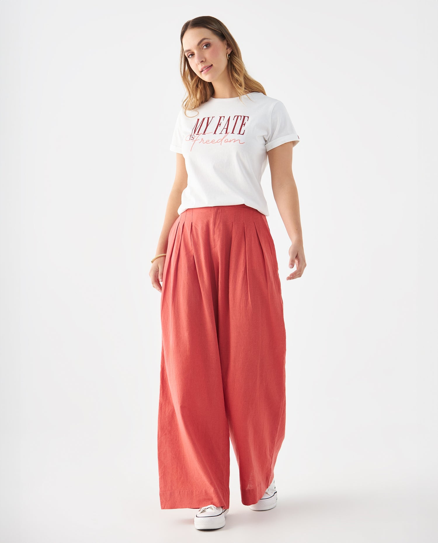 Camiseta con diseño bordado para mujer - Crudo