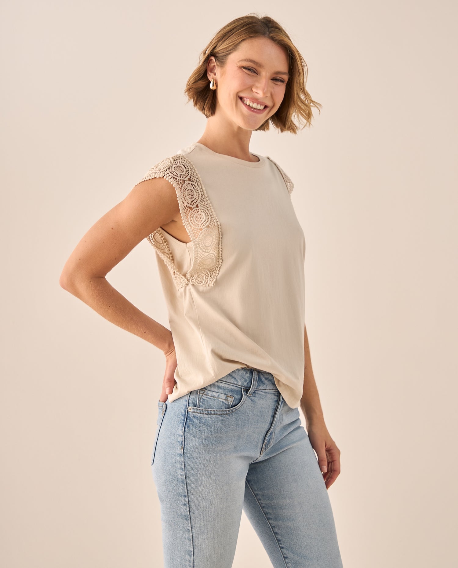 Camiseta con Encaje Decorativo - Beige