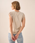 Camiseta con Encaje Decorativo - Beige
