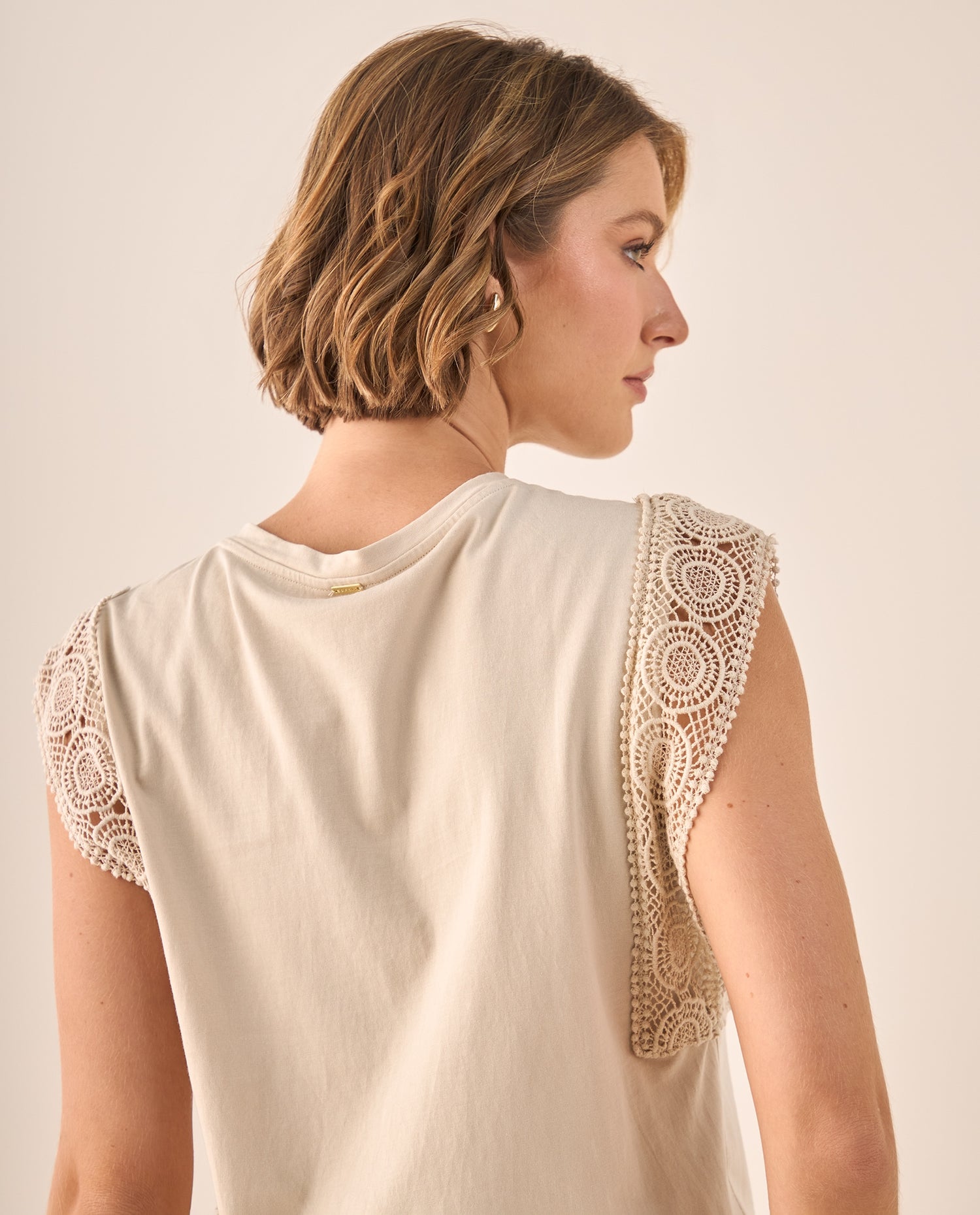 Camiseta con Encaje Decorativo - Beige