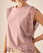 Camiseta con Encaje Decorativo - Rosa